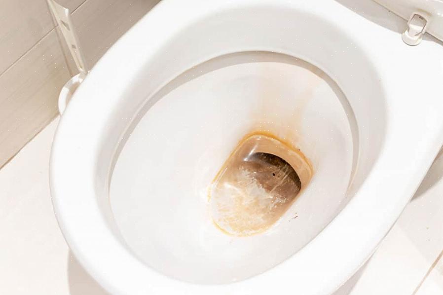 Hvordan fjerner jeg kalkaflejringer i toilettet med et specialiseret rengøringsmiddel