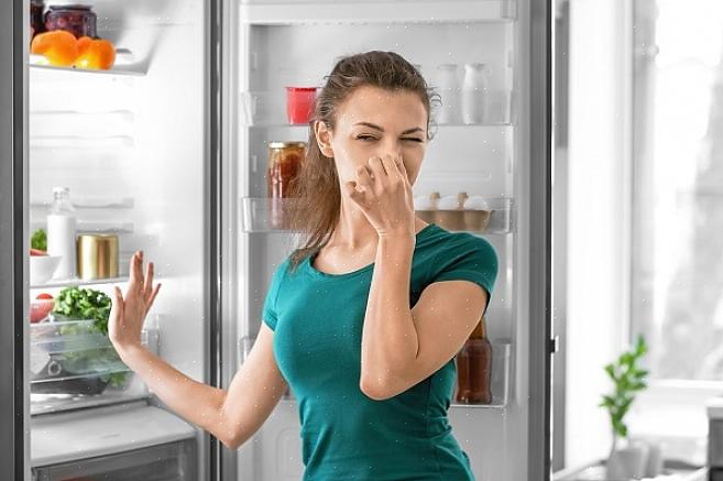 Water kan ook gebruikt worden om onaangename geurtjes in de koelkast te verwijderen