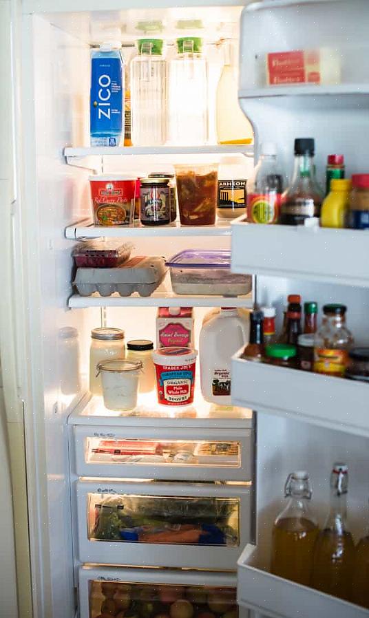 Rydder opp lukten i kjøleskapet ved å bruke Cif-produkter