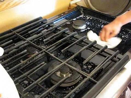 Maneiras universais de limpar a grelha do fogão a gás