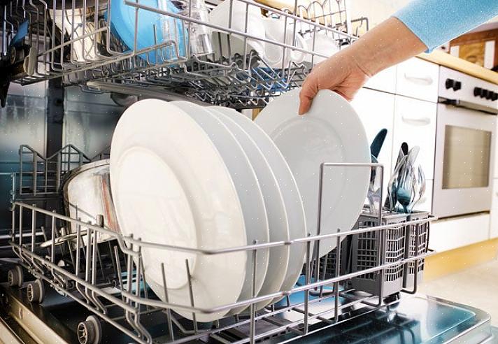 Skyll oppvasken med høytrykksvann eller skrubb den med en stiv oppvaskmaskin før du legger dem i
