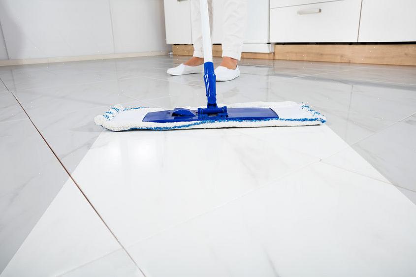 נקו את אריחי הרצפה שלכם - גם קרמיקה וגם ויניל - באופן קבוע עם מטאטא או שואב אבק