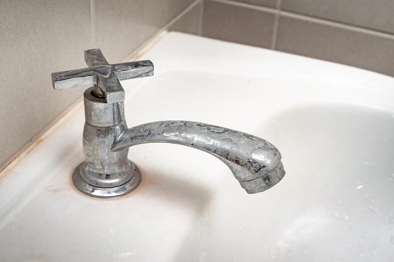 Use o processo de limpeza de superfície fornecido aqui para manter as torneiras do banheiro tão brilhantes