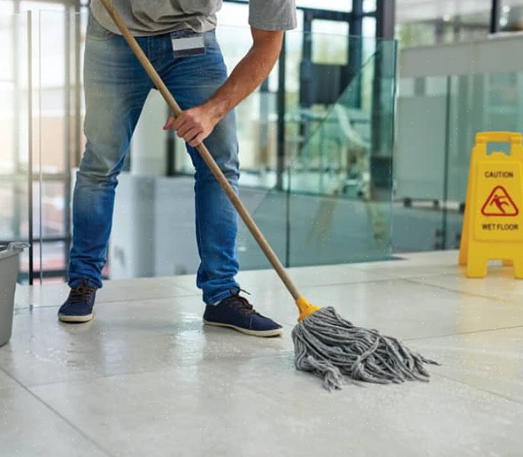 הקפד לבדוק את התוויות של מוצרי ניקוי הרצפה שלך לקבלת הוראות בטיחות