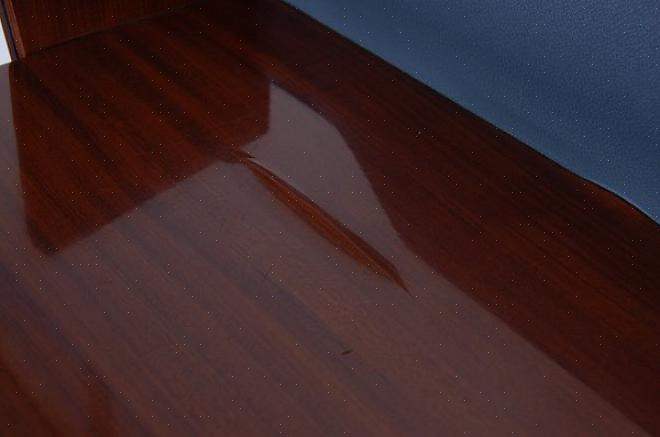 הזמן הנכון להיפטר מכתמי צבע מריצוף עץ הוא מיד לאחר פגיעה של הצבע ברצפה