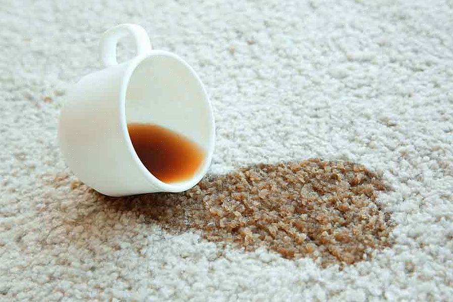 Bruk tipsene nedenfor for å fjerne kaffeflekker fra det dyre teppet ditt uten problemer